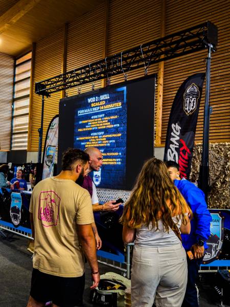 Installer un écran LED indoor pour une compétition de CrossFit à Tallard dans les Hautes-Alpes : performance visuelle et maintenance