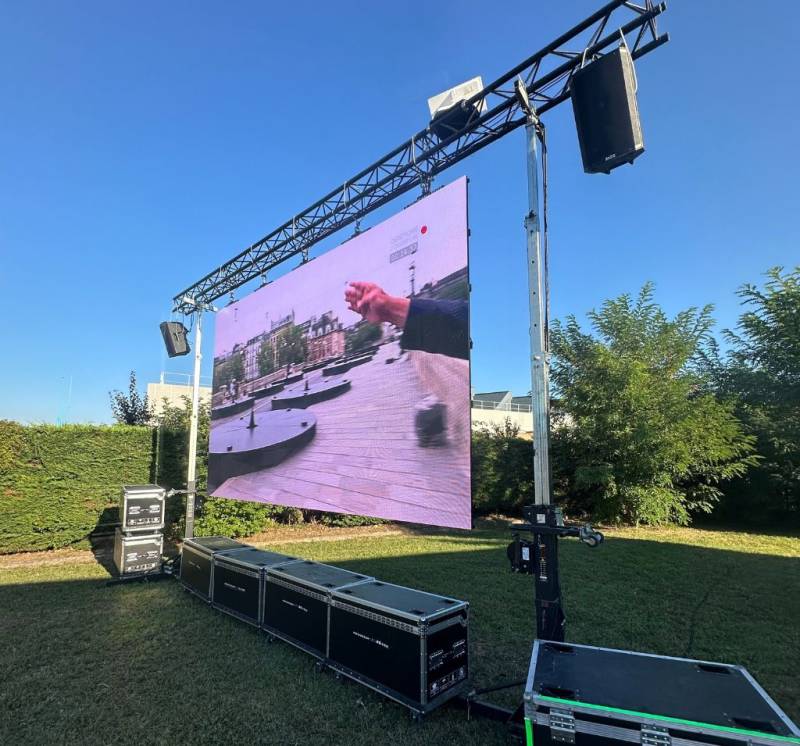 Location d'une remorque LED pour diffuser un message visuel mobile sur écran géant lors d’un événement à Manosque
