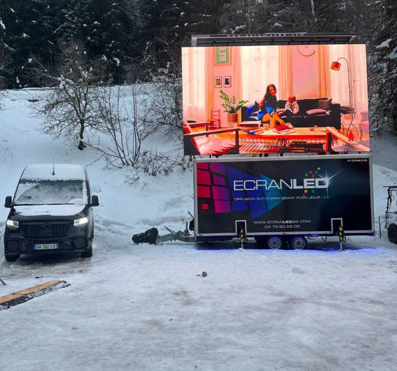 Création de contenu audiovisuel impactant avec des caméramans et photographe lors d'une soirée à Briançon dans les Hautes Alpes