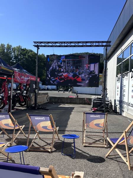 Diffuser un clip promotionnel sur écran géant lors d’un événement public à fort impact visuel à Gap dans le 05