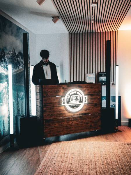 Gérer un lancement produit avec mise en scène vidéo, DJ et bar événementiel à Gap ou à Sisteron