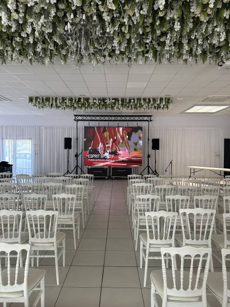 Mettre en scène une animation visuelle LED immersive sur écran géant pour un mariage élégant et festif à Saint-Raphaël en Côte d’Azur