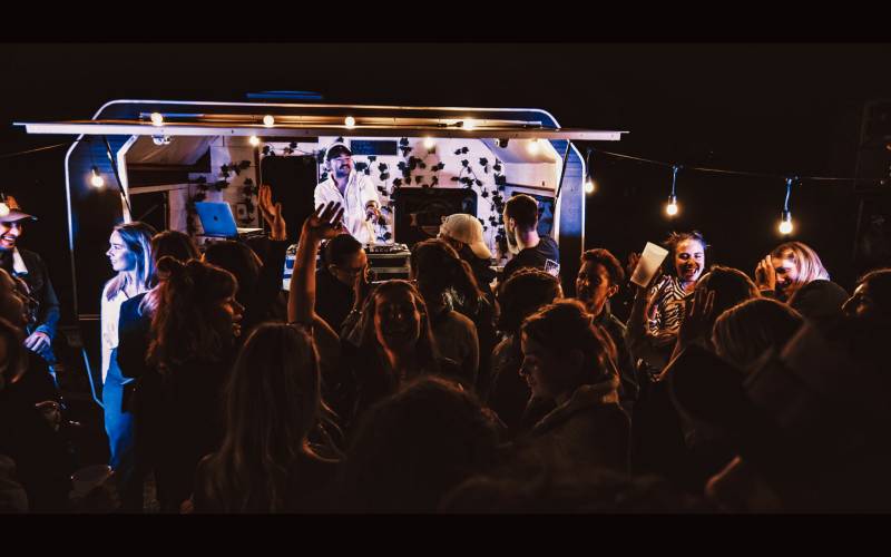 Réservation du Mémé Chut Tour avec logistique événementielle et sonorisation haute qualité pour festivals à Briançon au cœur des Hautes-Alpes 05100